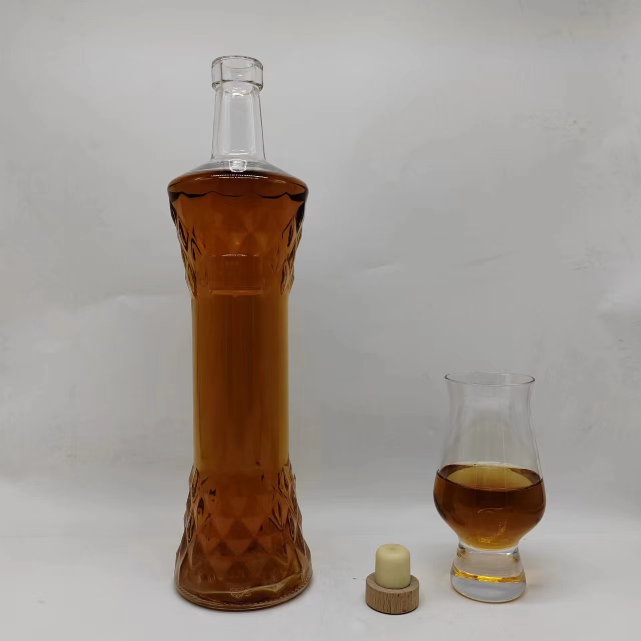 Glass spirits bottle RM-瑞升-钻石-700ml