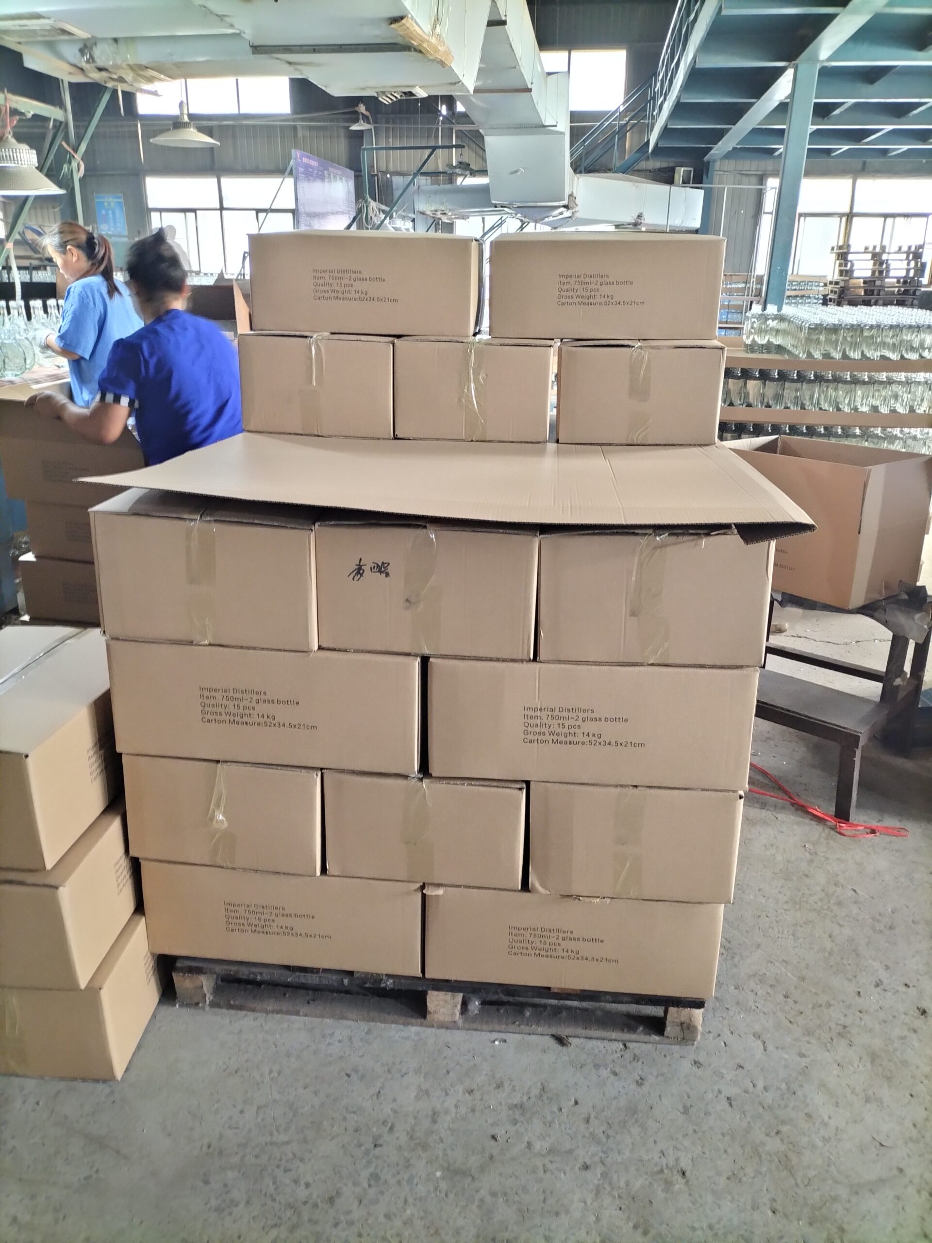 Cartons stacked on pallet with kraft paper interlayer in the packing workshop