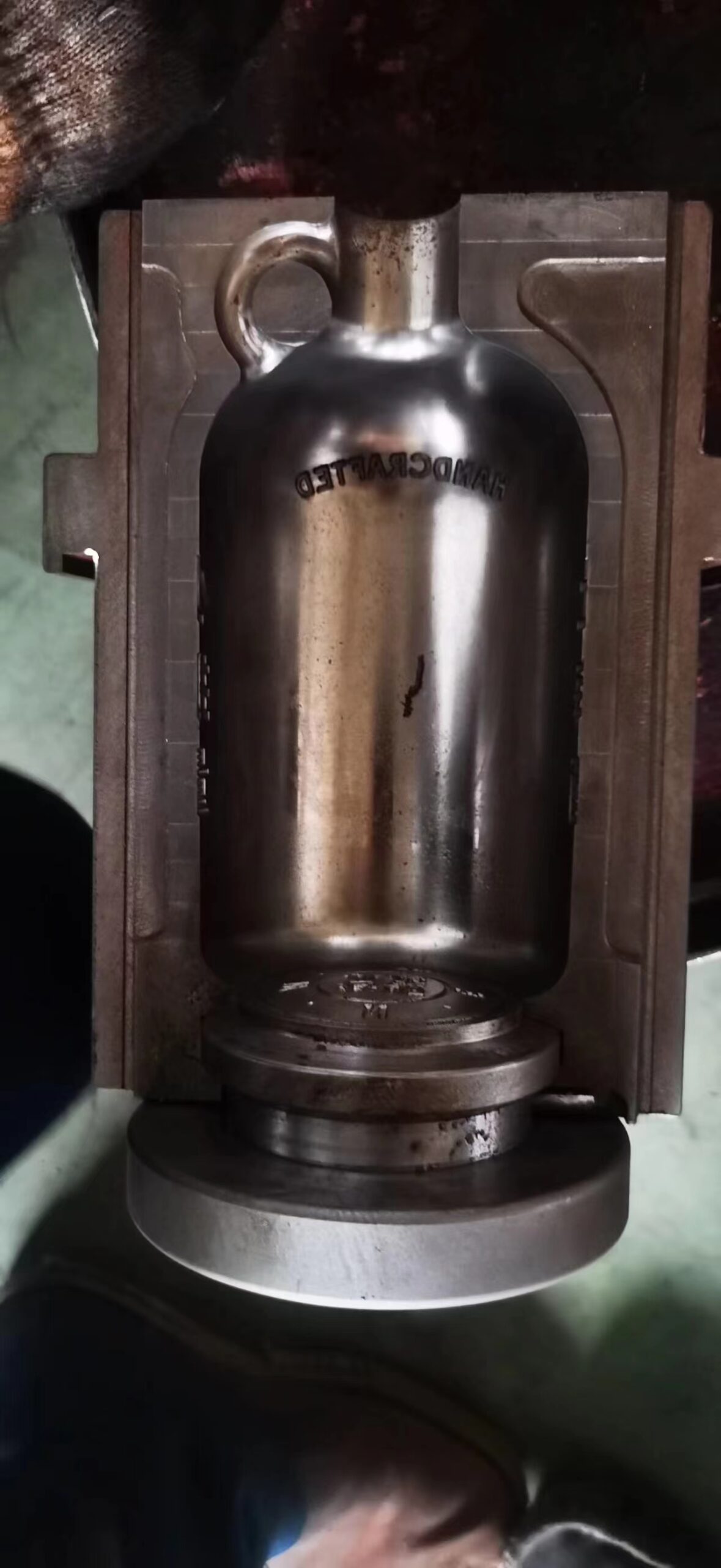 Closed single cavity mould – the embossed logo is cut directly into the cavity