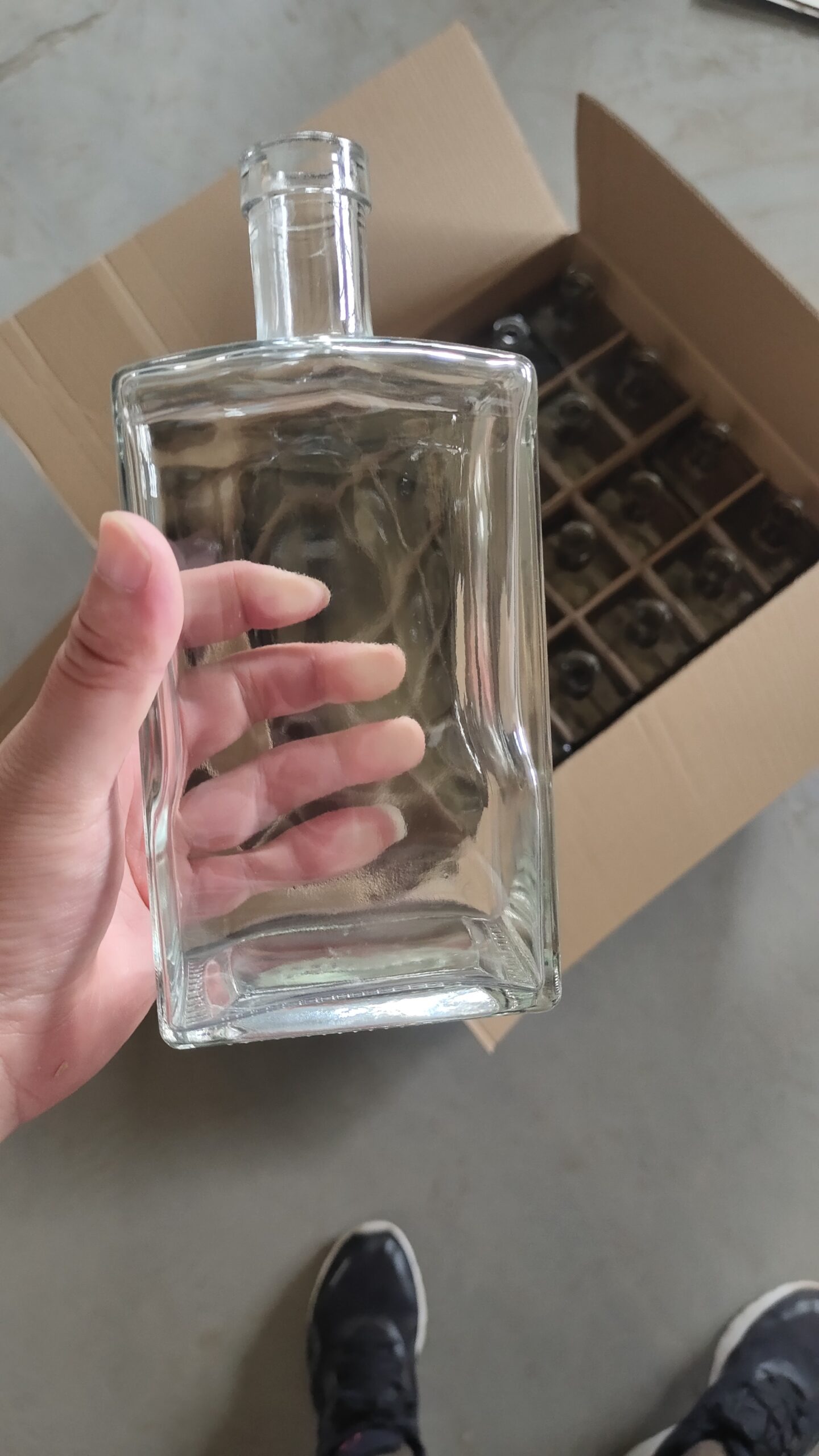 Glass decanter packed in carton with dividers