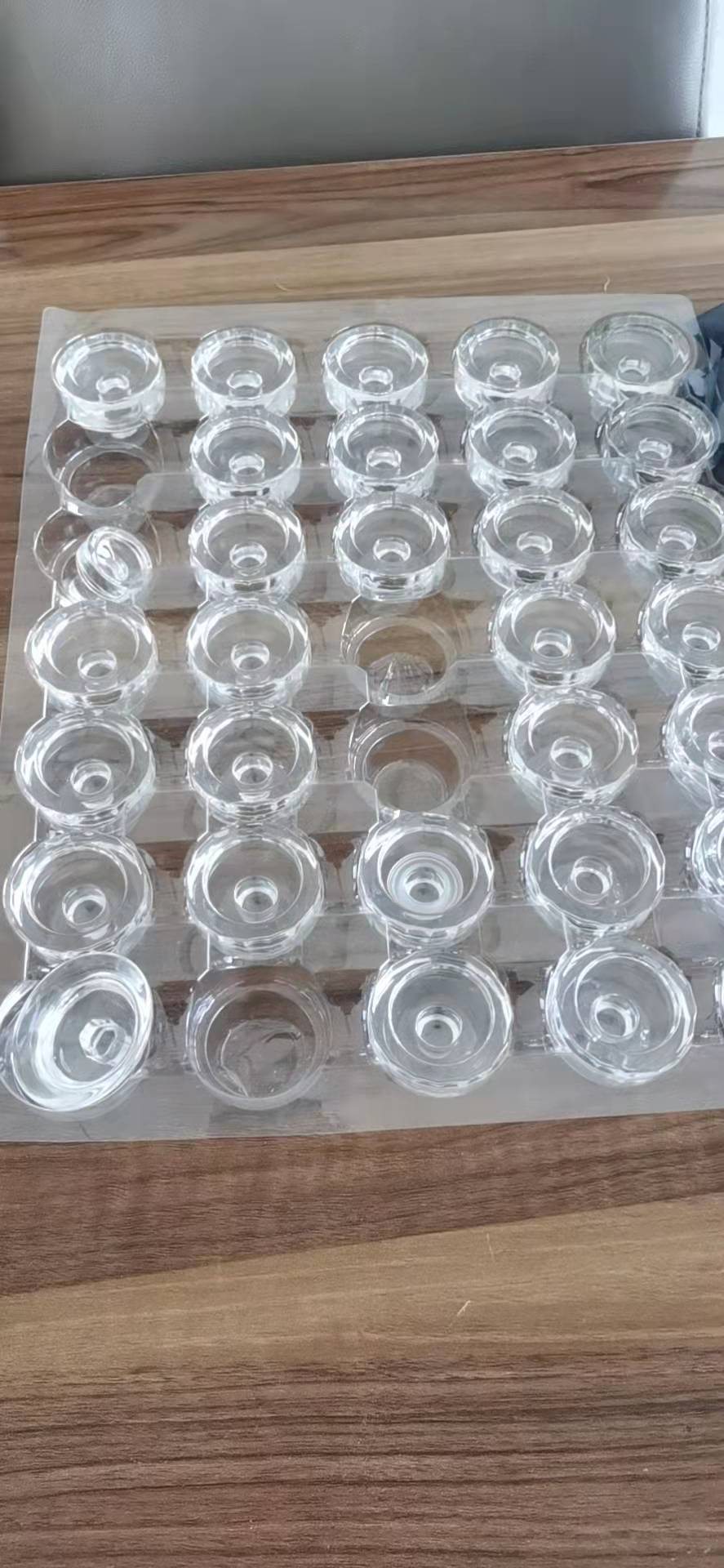 Glass stoppers held in individual plastic tray cells