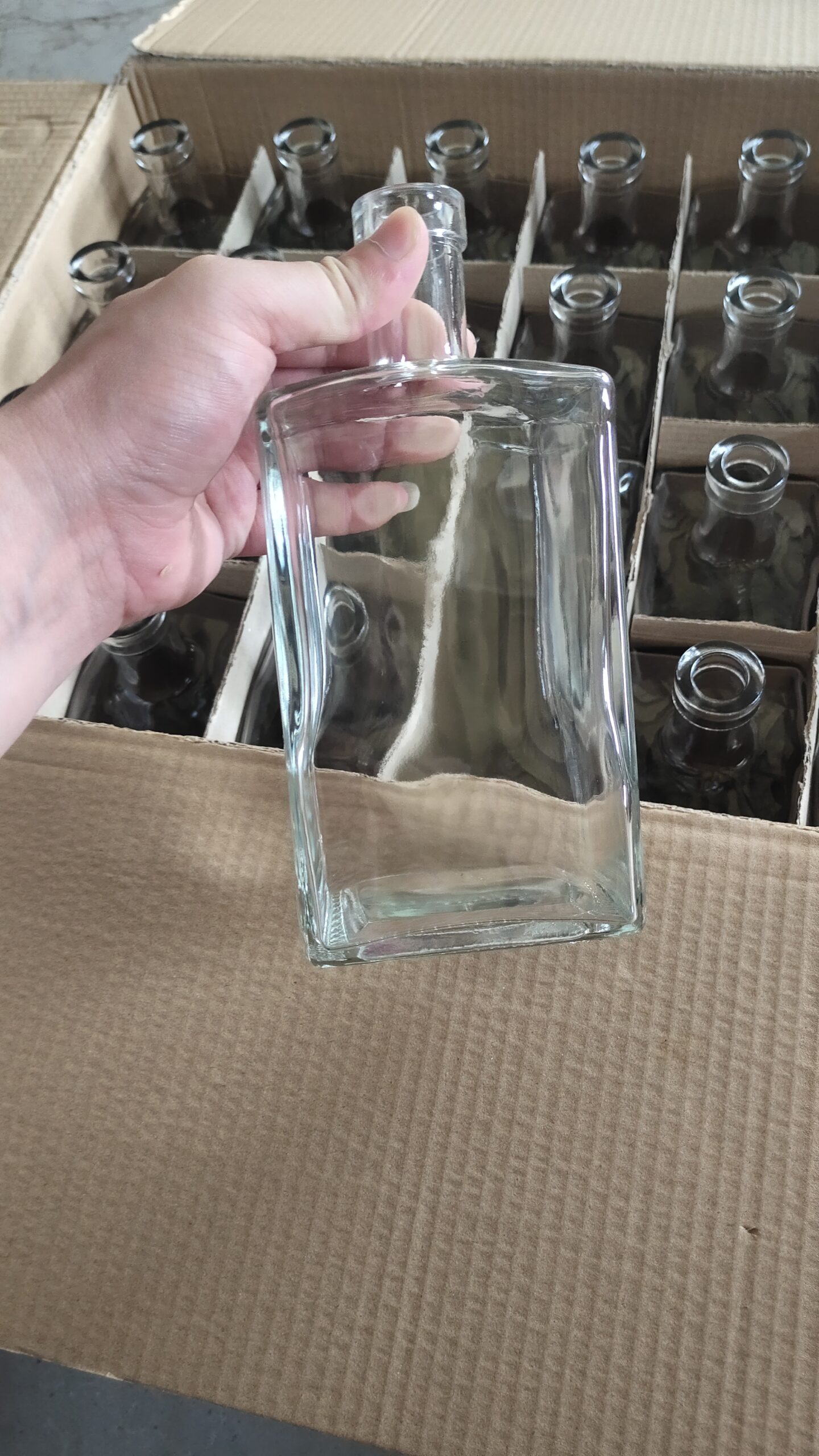 Square decanter with divider carton – shape-matched partition